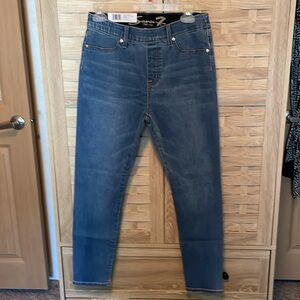 NWT Seven7 pull on skinny valley wash jeans, Size M